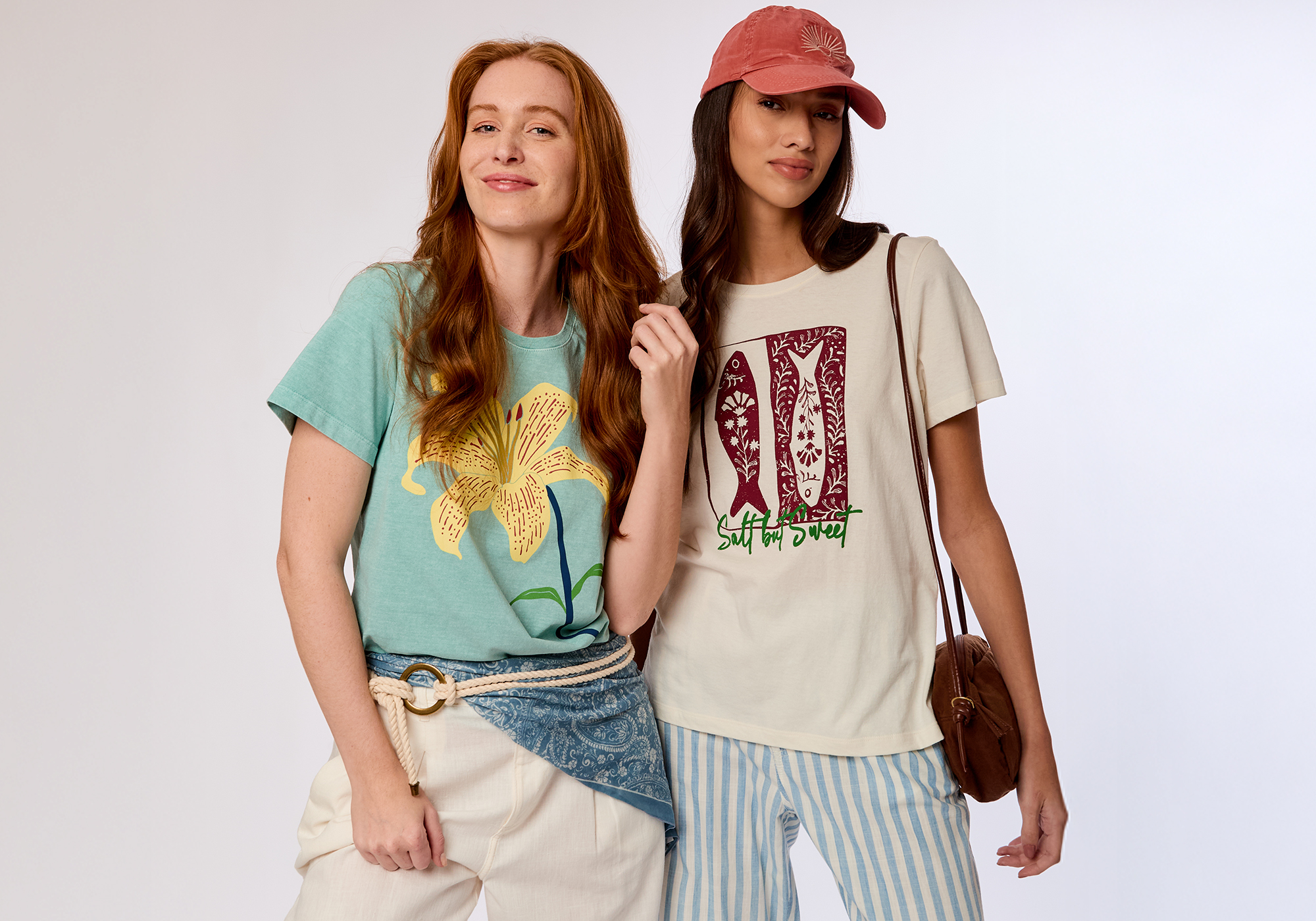 Duas mulheres usando camisetas modernas e estilosas.