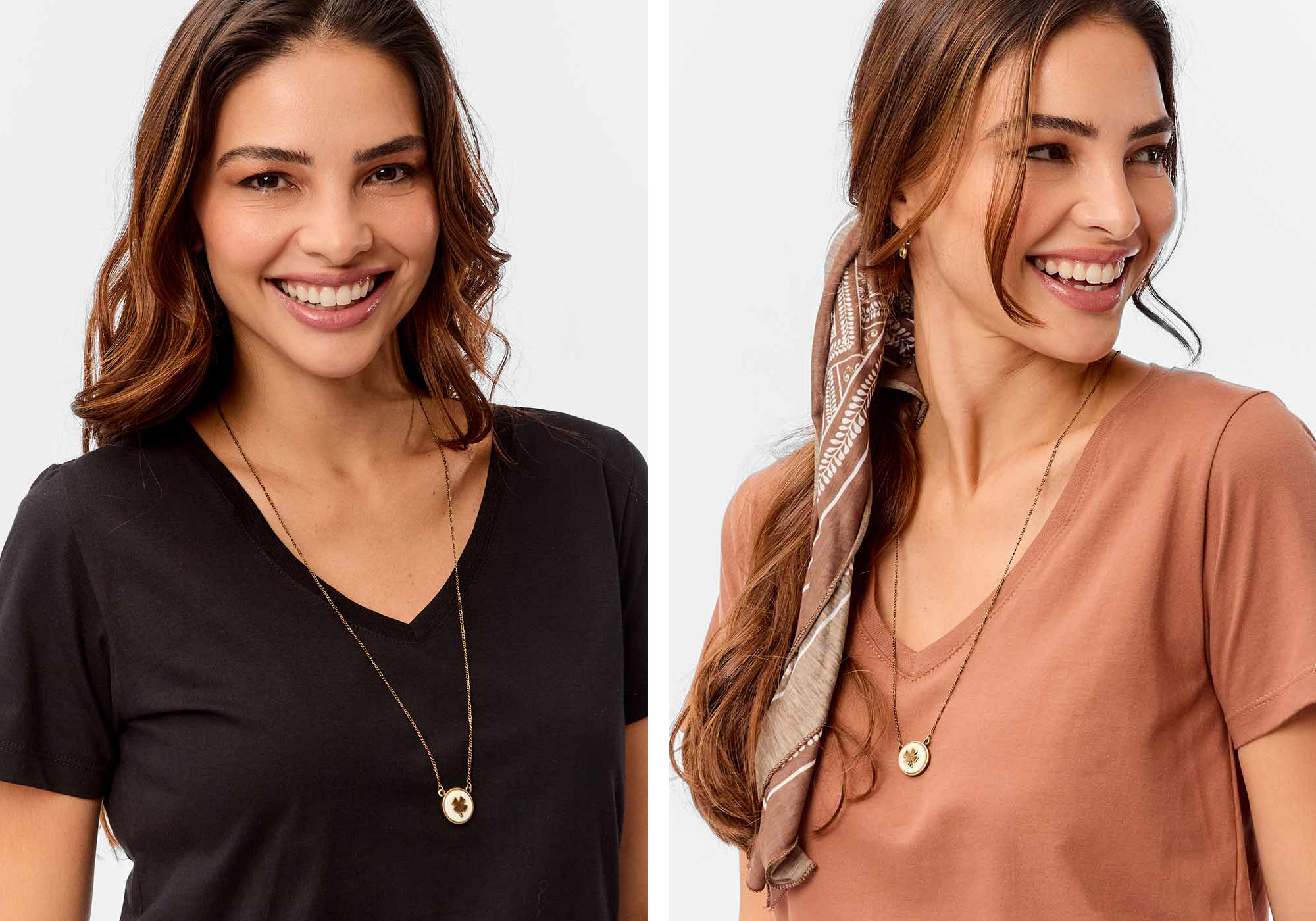 Modelo sorrindo com colar e lenço no cabelo