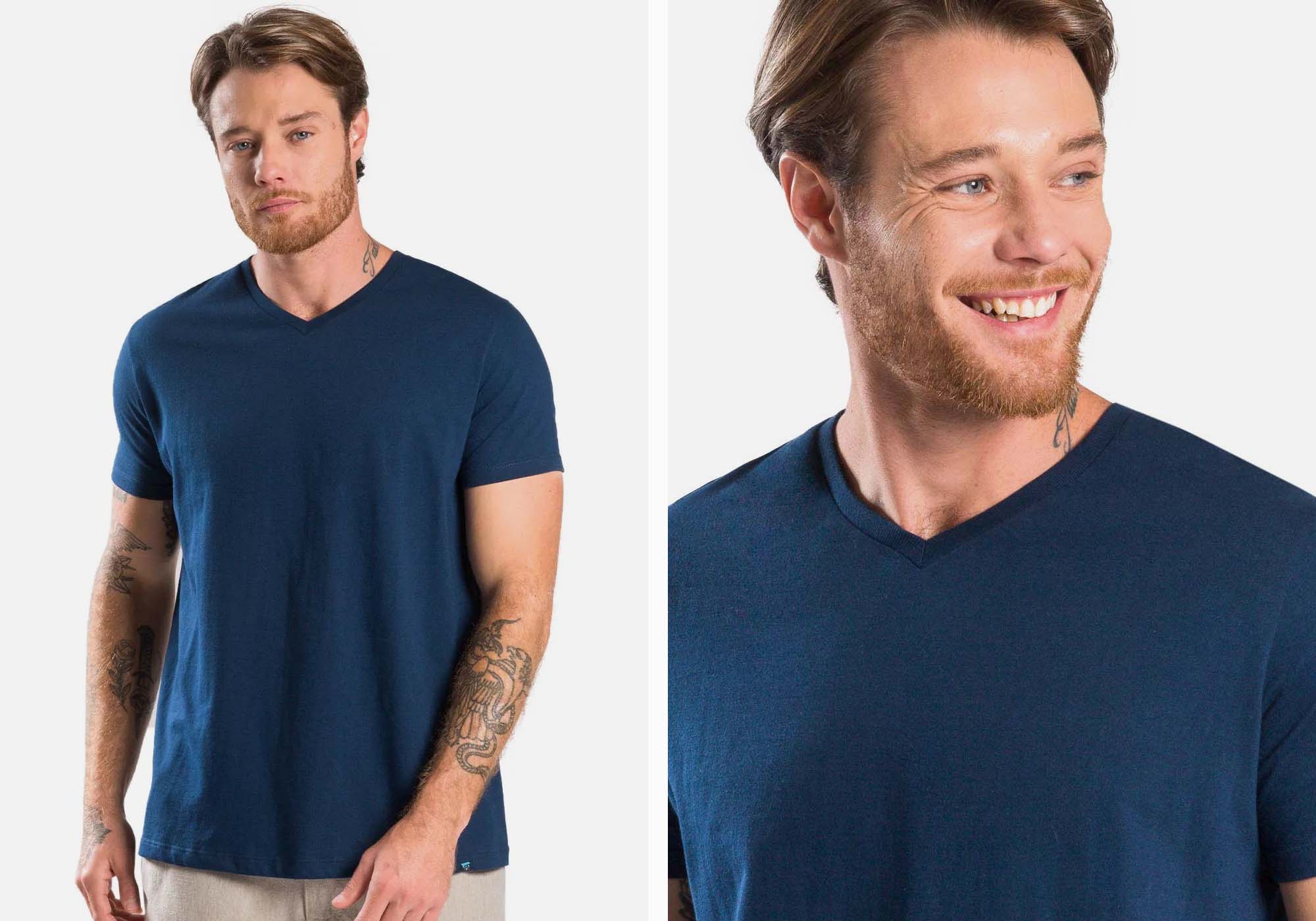 Camiseta masculina azul com decote V