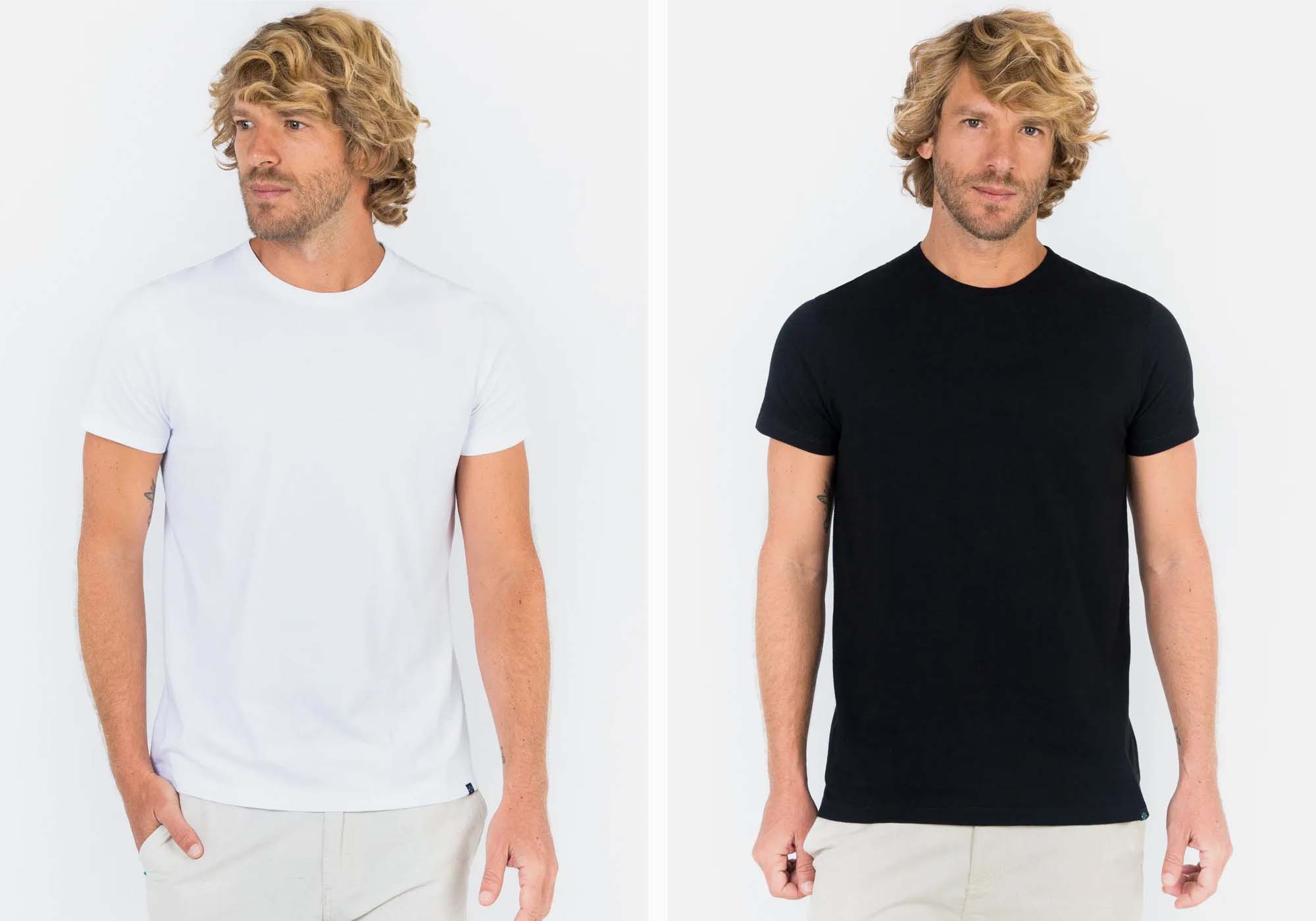 Modelo usando camiseta branca e preta