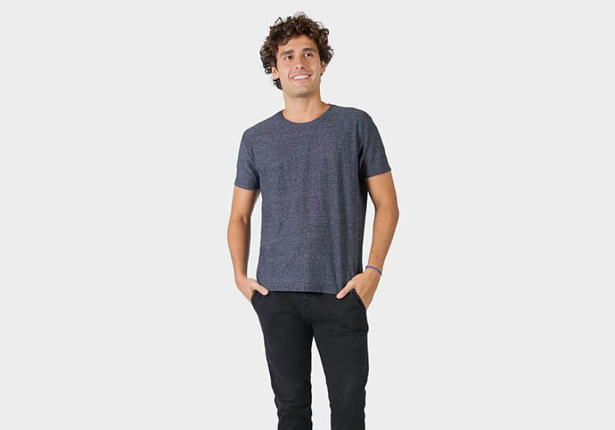 modelo com t-shirt-básica cor grafitte