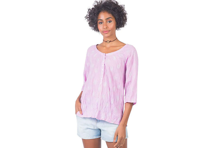 modelo veste bata rosa feminina short jeans feminino lavagem clara 