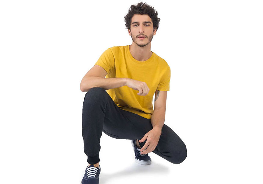 modelo veste calça de moletom t-shirt-básica mostarda tênis 