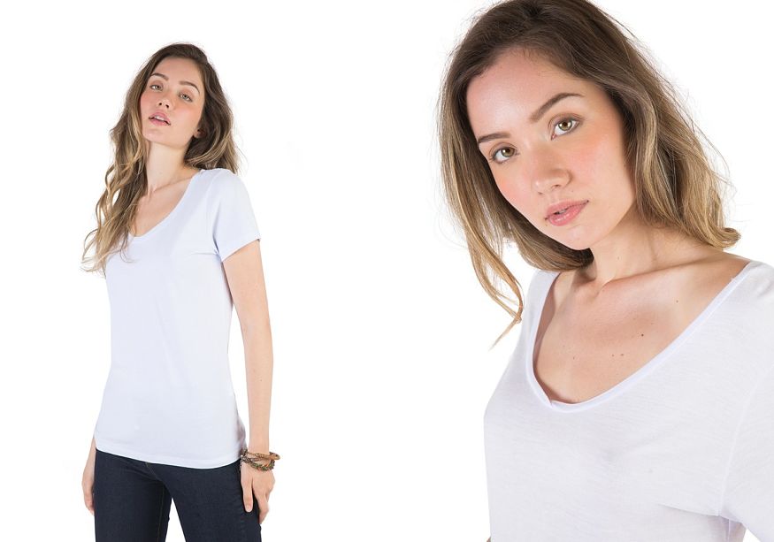 modelo veste calça azul camiseta branca 