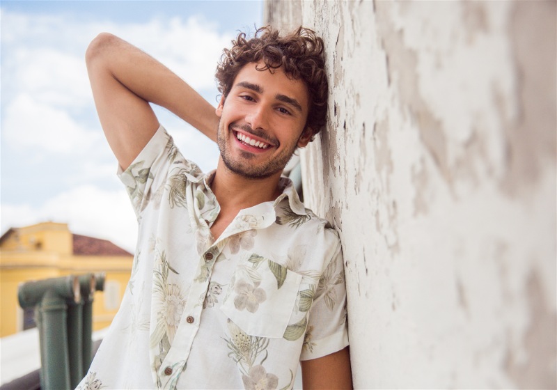 modelo masculino com camisa estampa floral