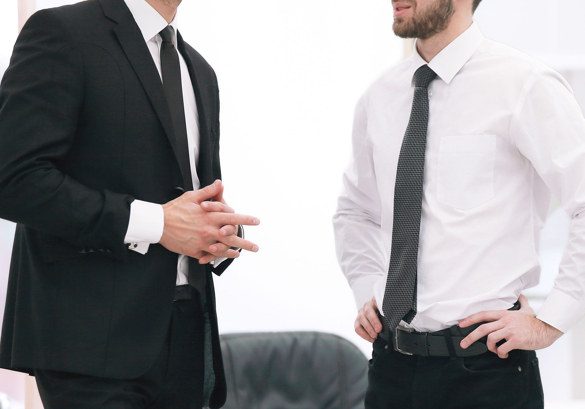 Dois homens conversando em ambiente de negócios
