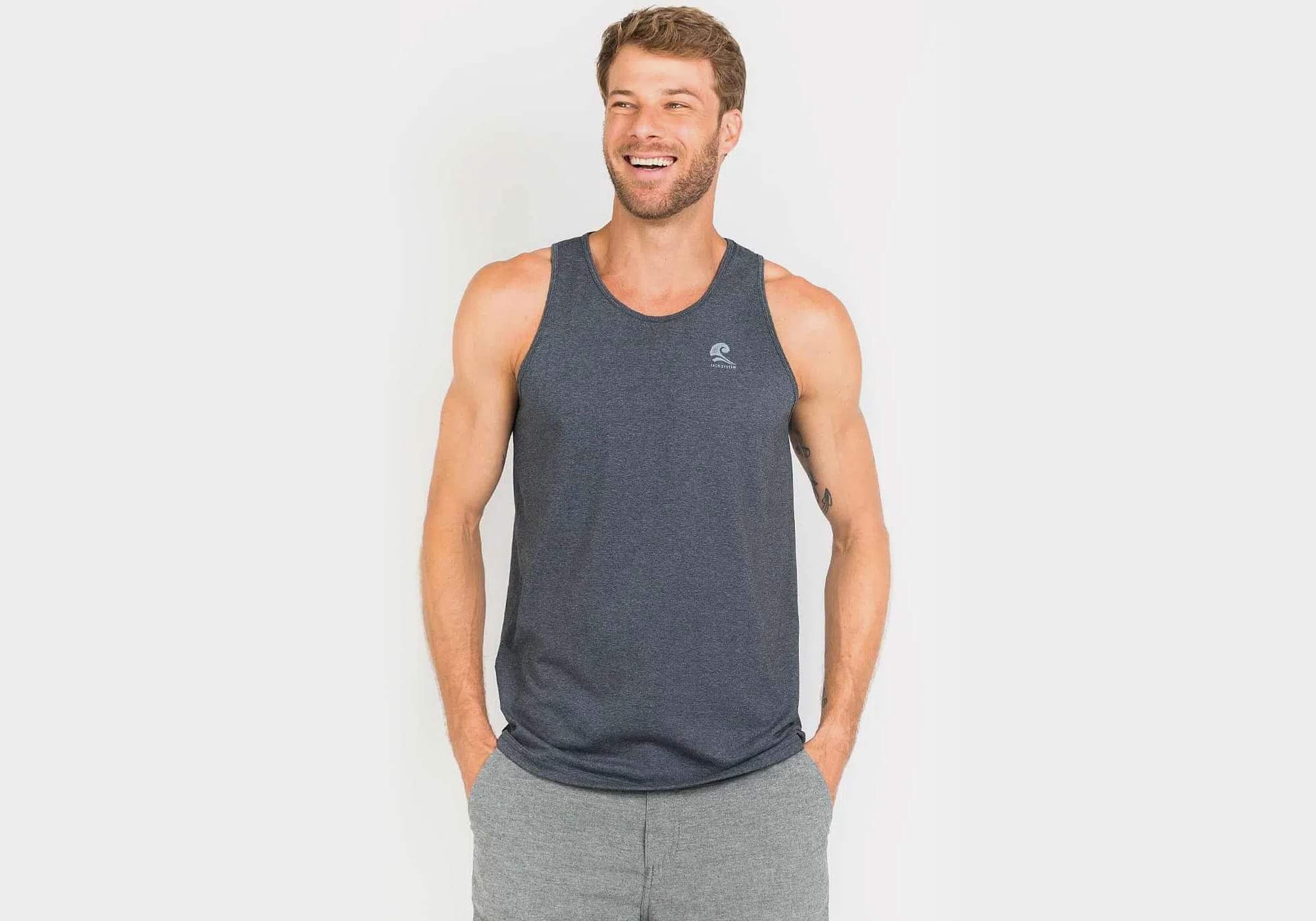 modelo com regata cinza sorrindo