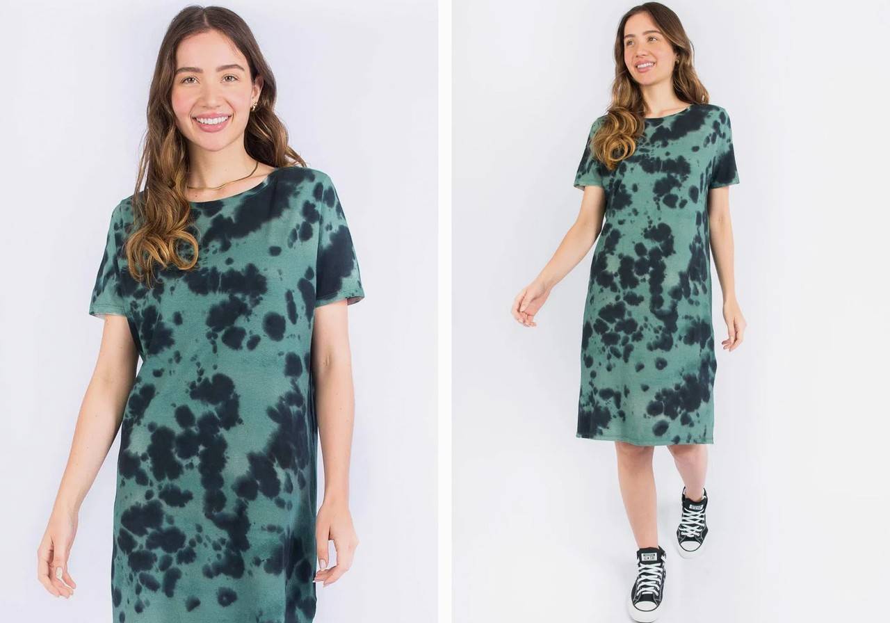 mulher com vestido verde estampado