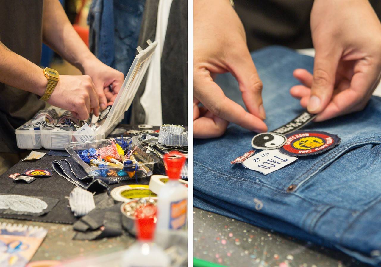 pessoas customizando uma calça jeans