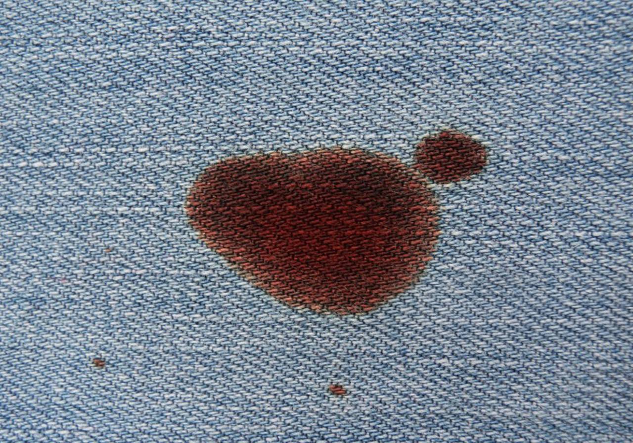 jeans manchado de sangue