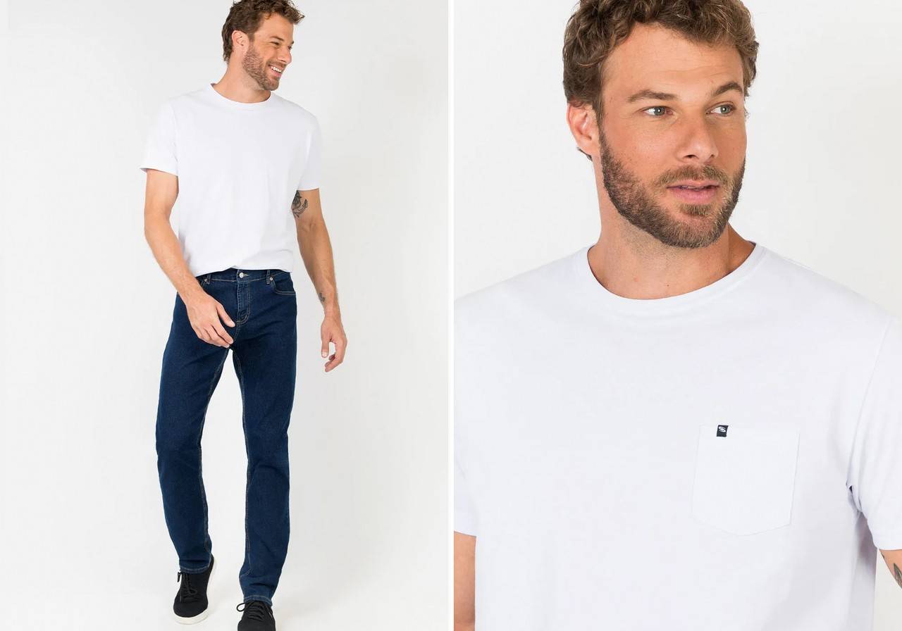 modelo masculino com jeans escura e camiseta branca