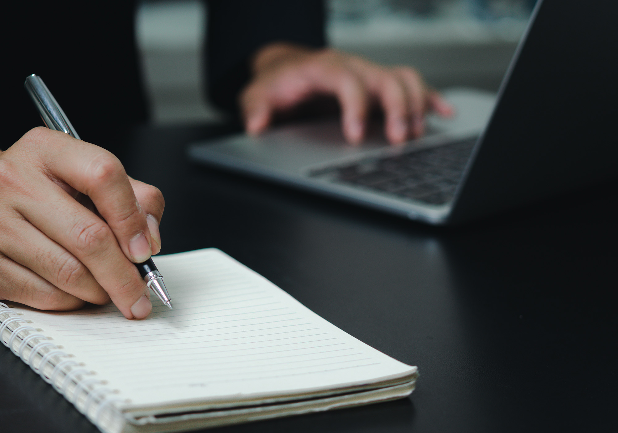 pessoa escrevendo em um caderno