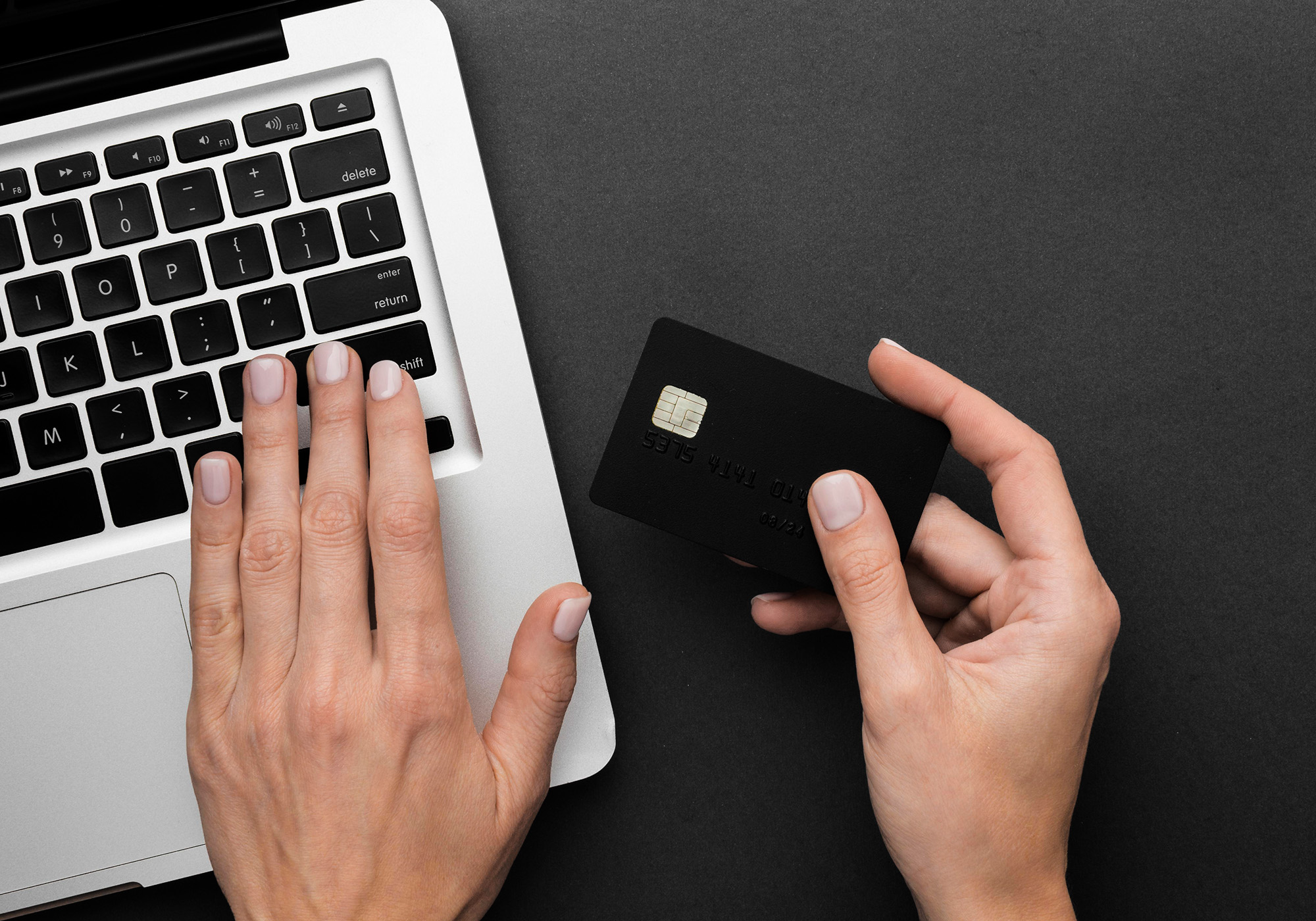 Pessoa com o cartão de crédito