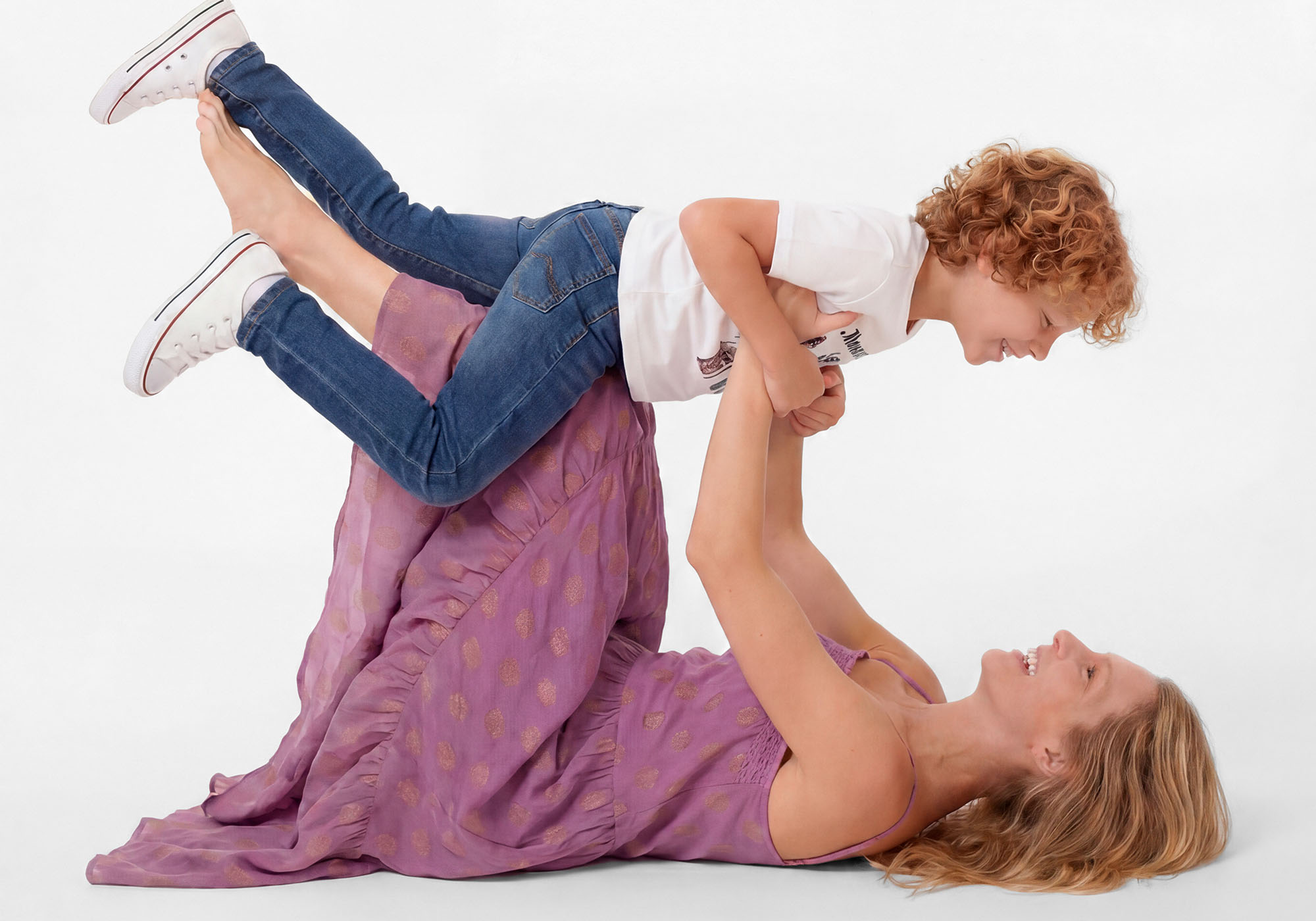 Mãe brincando com filho em posição divertida