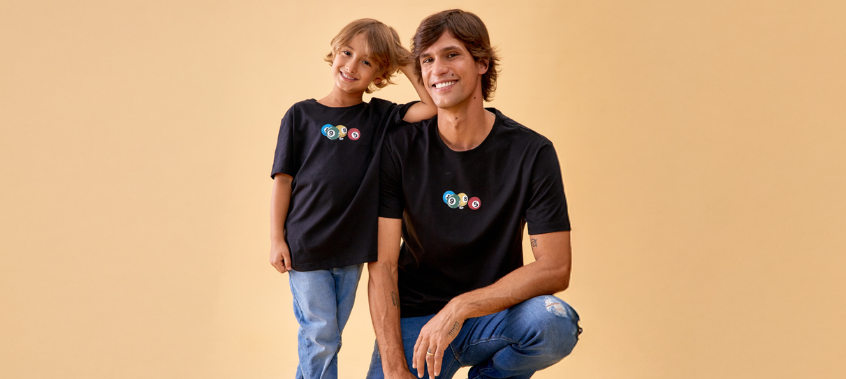 Homem e criança sorrindo com camisetas pretas