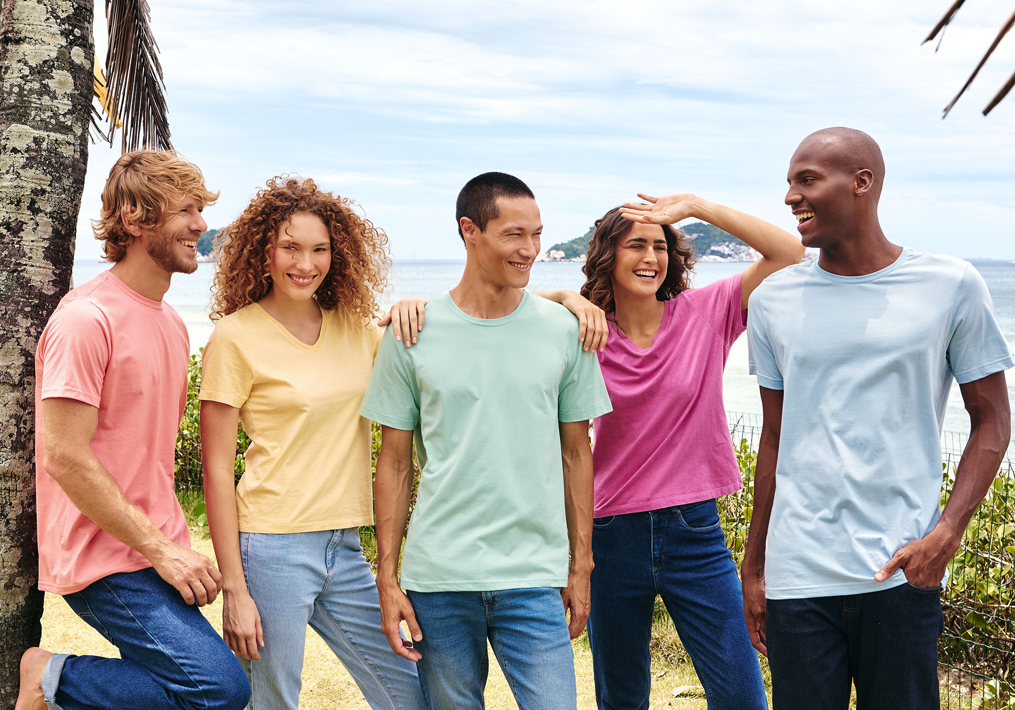 Grupo de pessoas usando camisetas coloridas em ambiente natural.